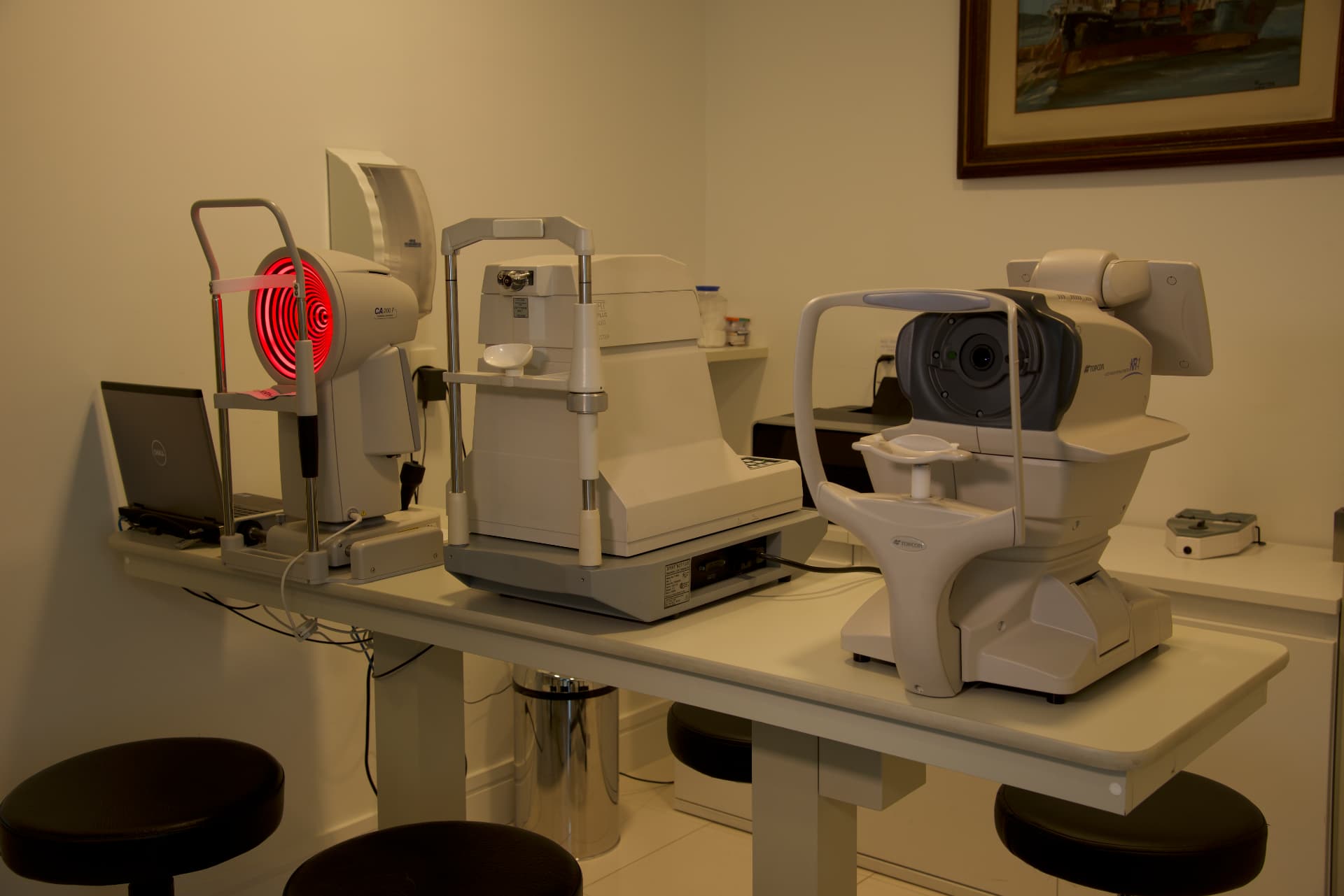 Sala de exames com topógrafo de córnea, tonômetro e retinógrafo