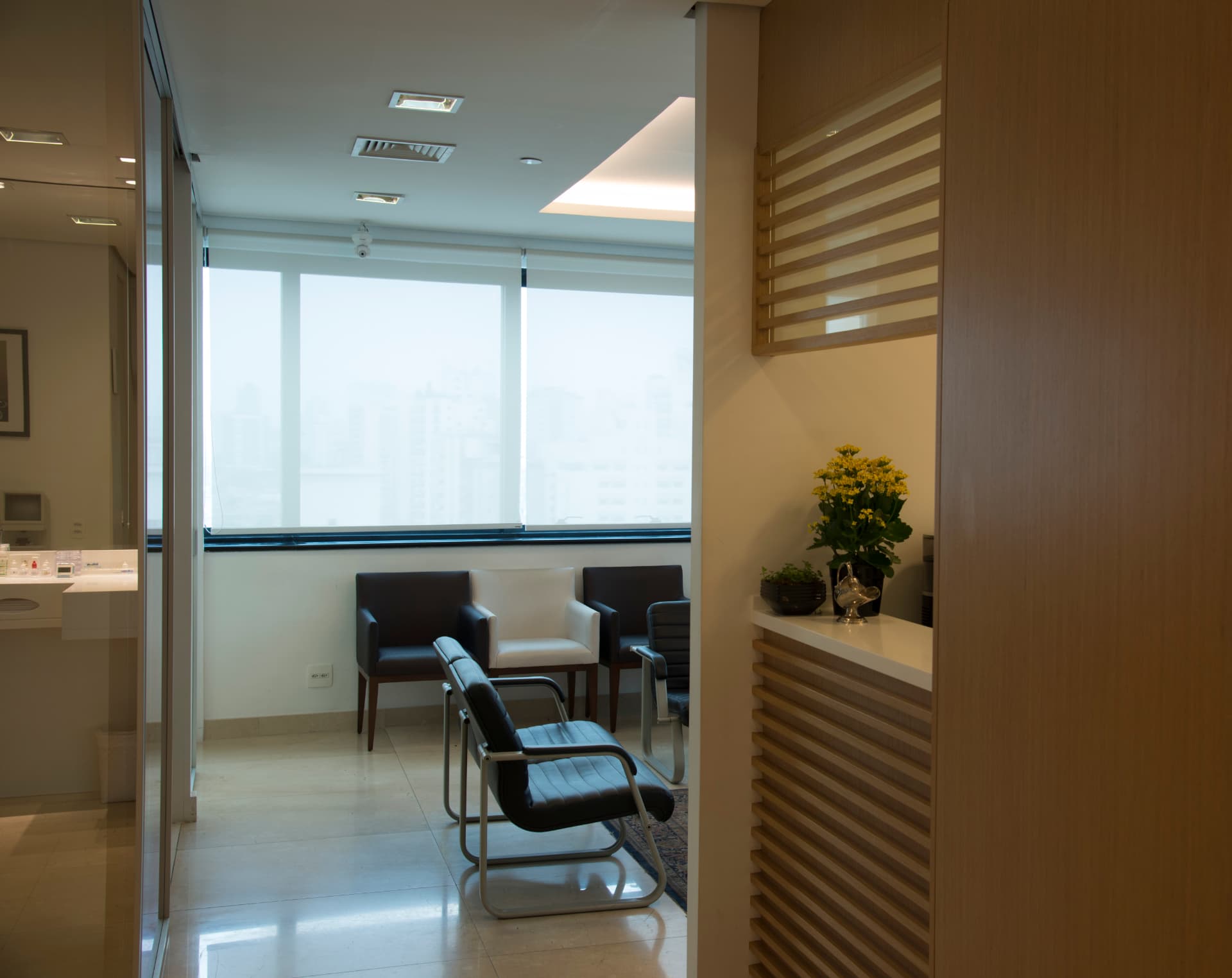 Recepção com café e sala de espera com vista da cidade